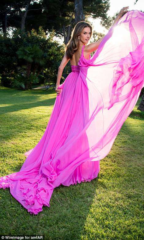 Đẳng cấp nhan sắc của cựu thiên thần Victorias Secret: Mặc hồng sến mà vẫn sang chảnh quyến rũ!